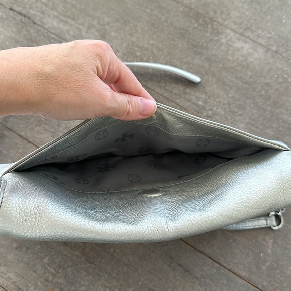 Tory Burch - silver crossbody and clutch with removable chain - Picture 4 of 9